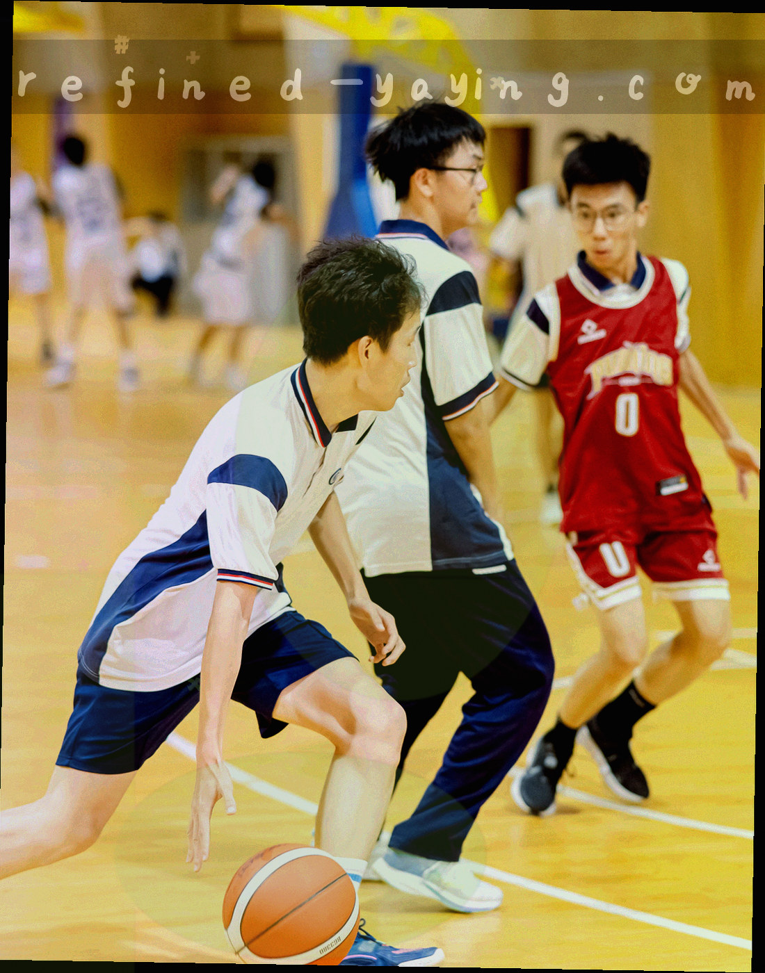 高原建筑白墙与暖金阳光斜切的特写，画面简洁留出大面积暗部